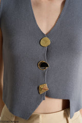 Vesta asimetrica Yolanda gri inchis din tricot cu nasturi metalici