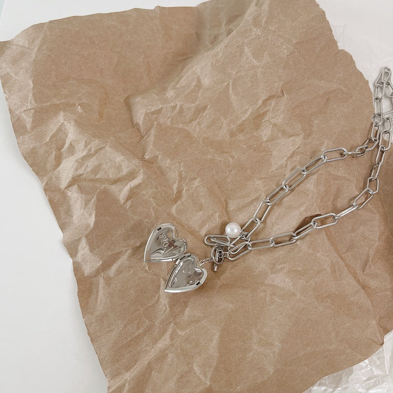 Colier argintiu cu perla si pandantiv in forma de  inima