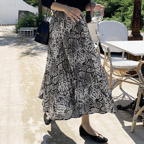Fusta Tayla neagra cu animal print
