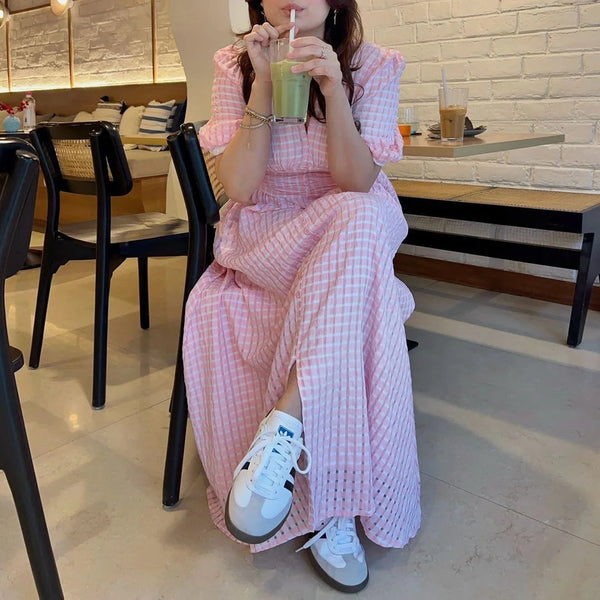 Rochie Ondine roz cu maneci scurte bufante si material texturat in carouri