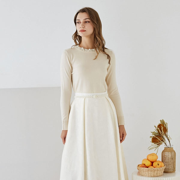 Pulover Rosemary crem din tricot moale cu decolteu si mansete accesorizate cu perle