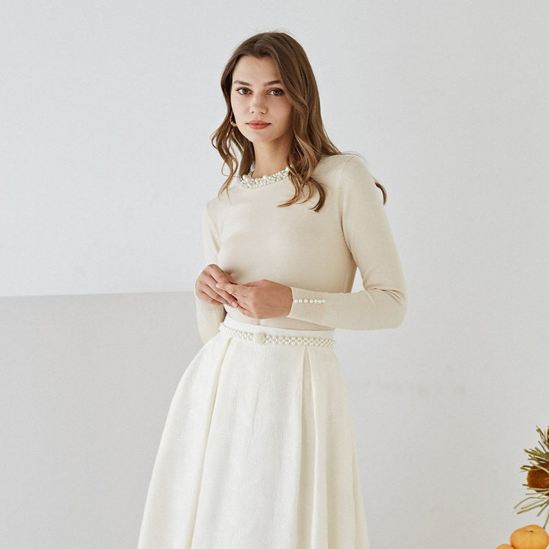 Pulover Rosemary crem din tricot moale cu decolteu si mansete accesorizate cu perle
