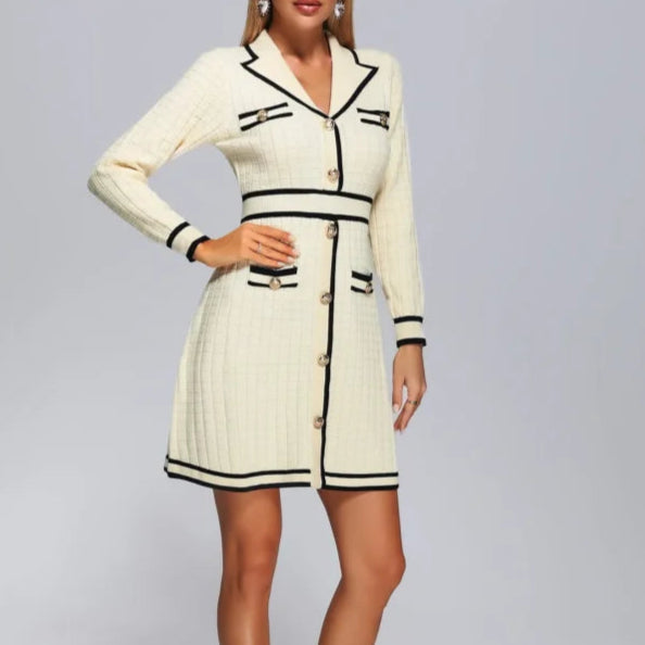 Rochie Clarissa crem din tricot cu decolteu in V si nasturi functionali