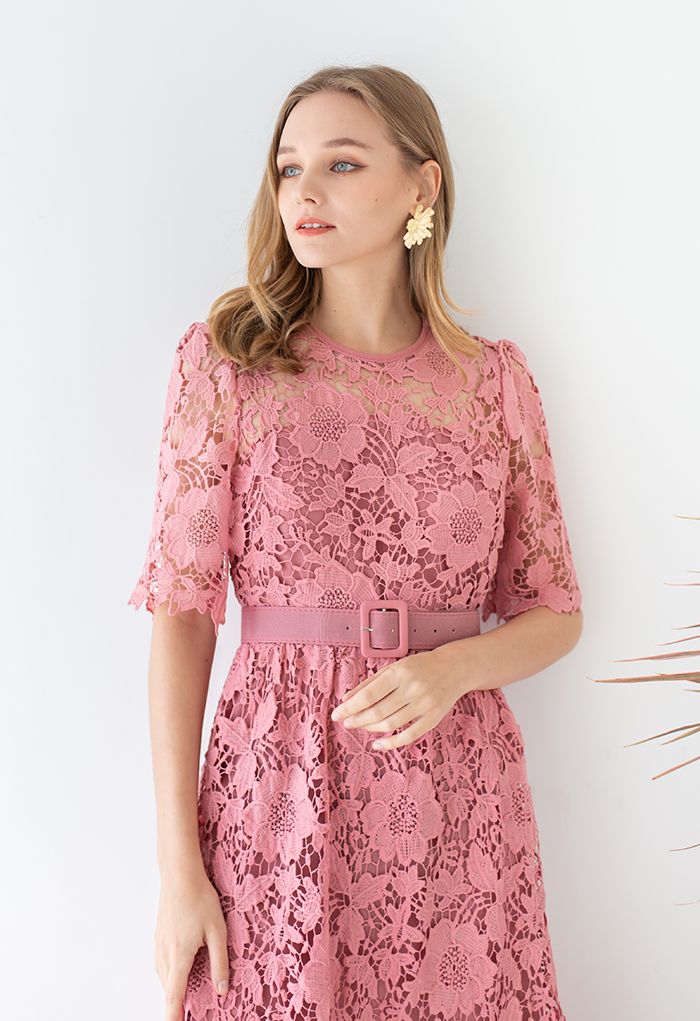 Rochie roz Mirona din dantela, cu maneci scurte si curea accesorizata