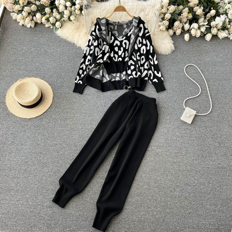 Set Amissa negru compus din pantaloni, top si jerseu cu fermoar