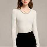 Bluza Indirra din tricot reiat cu decolteu accesorizat cu pietre strass