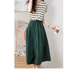 Fusta Akita accesorizata cu o curea