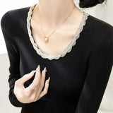 Bluza Indirra din tricot reiat cu decolteu accesorizat cu pietre strass