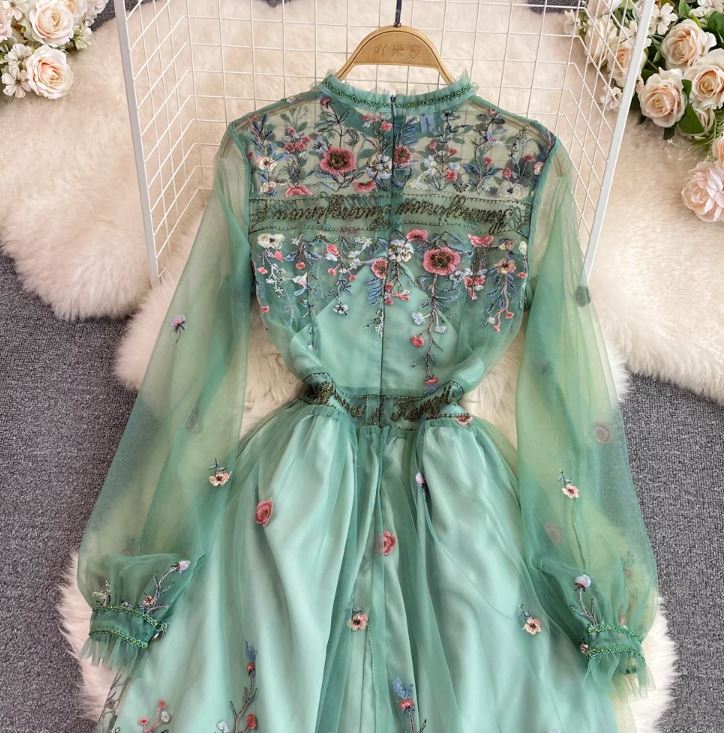 Rochie Laila verde cu broderie florala
