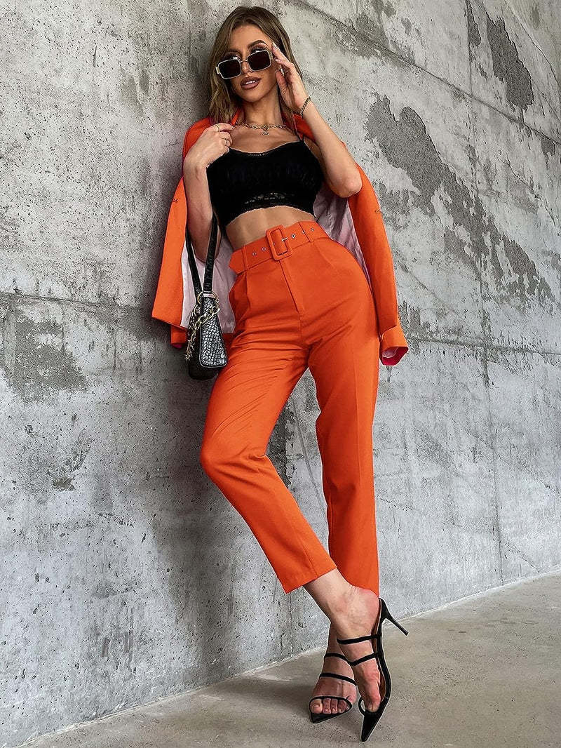 Pantaloni Stezzia portocalii conici accesorizati cu o curea