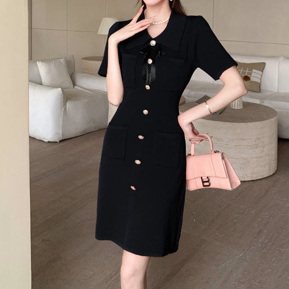 Rochie Evania neagra cu brosa tip funda si nasturi metalici