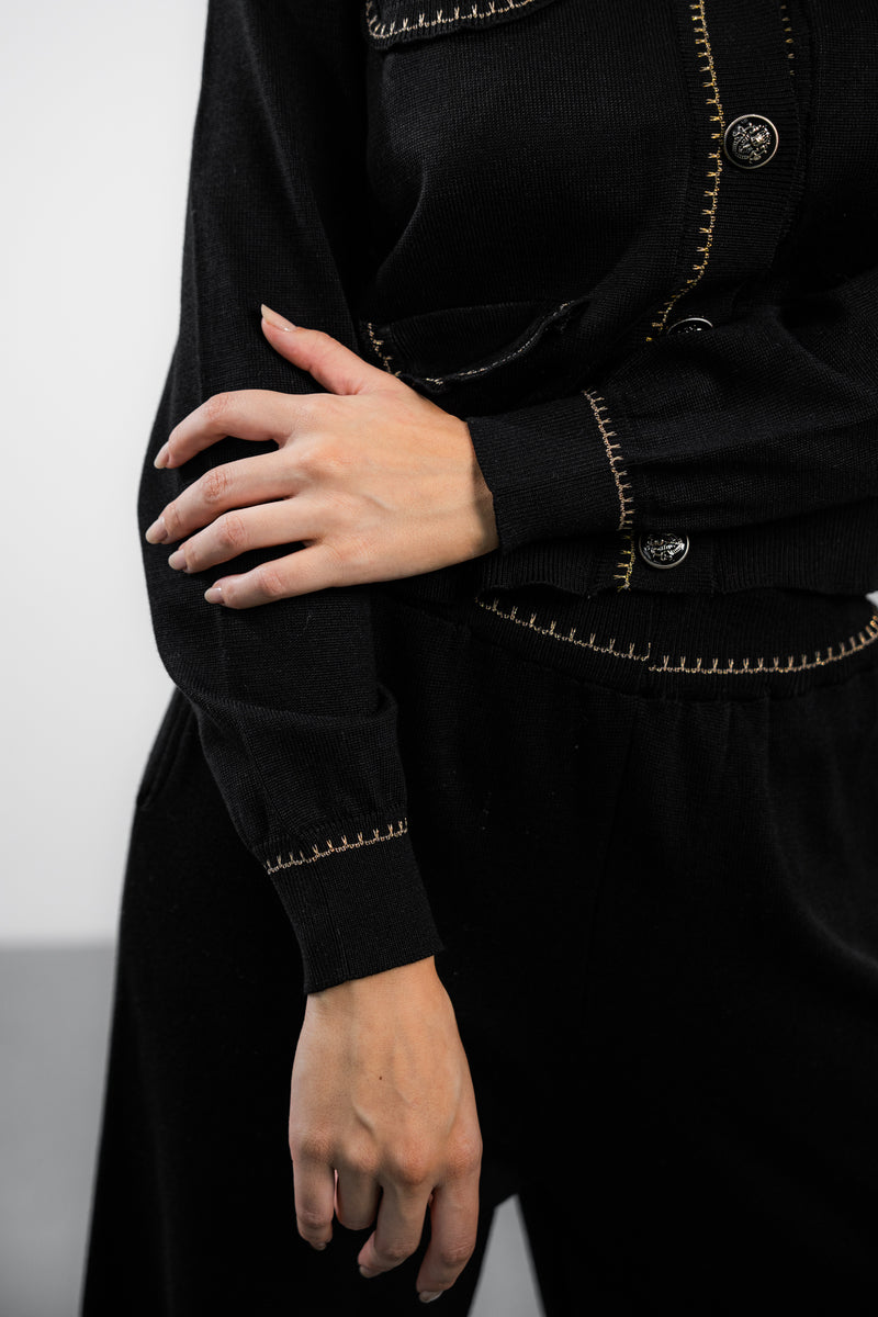 Set Merdi negru compus din bluza accesorizata cu nasturi si pantaloni lungi evazati