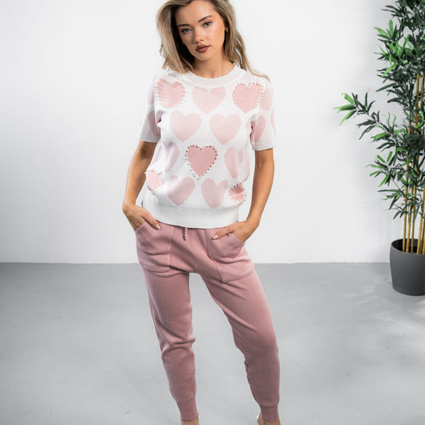 Set Ofra roz - compus din tricou cu imprimeu inimi accesorizate cu perle si pantaloni cu buzunare si snur in talie