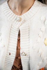 Jerseu tricotat Albertine alb cu nasturi eleganti si detalii florale