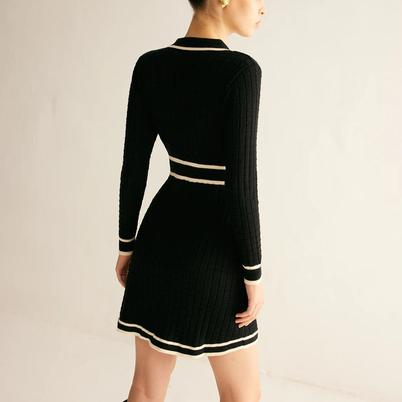Rochie Clarissa neagra din tricot cu decolteu in V si nasturi functionali