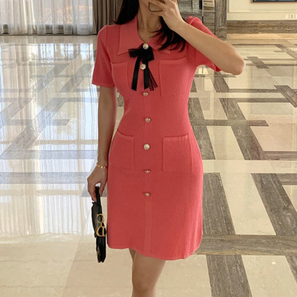 Rochie Evania roz cu brosa tip funda si nasturi metalici