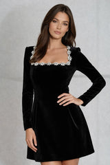 Rochie Ozana din catifea cu decolteu patrat accesorizat cu cristale