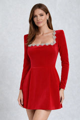 Rochie Ozana din catifea cu decolteu patrat accesorizat cu cristale