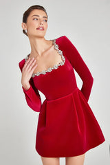Rochie Ozana din catifea cu decolteu patrat accesorizat cu cristale