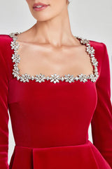 Rochie Ozana din catifea cu decolteu patrat accesorizat cu cristale