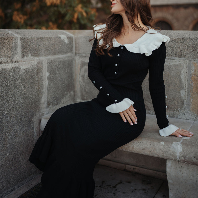 Rochie Asimera neagra din tricot cu guler lat si nasturi perlute