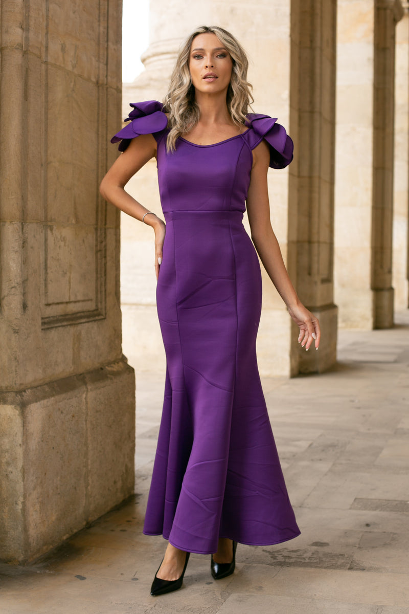 Rochie Enyta rosie cu croi mulat si flori 3D pe umeri