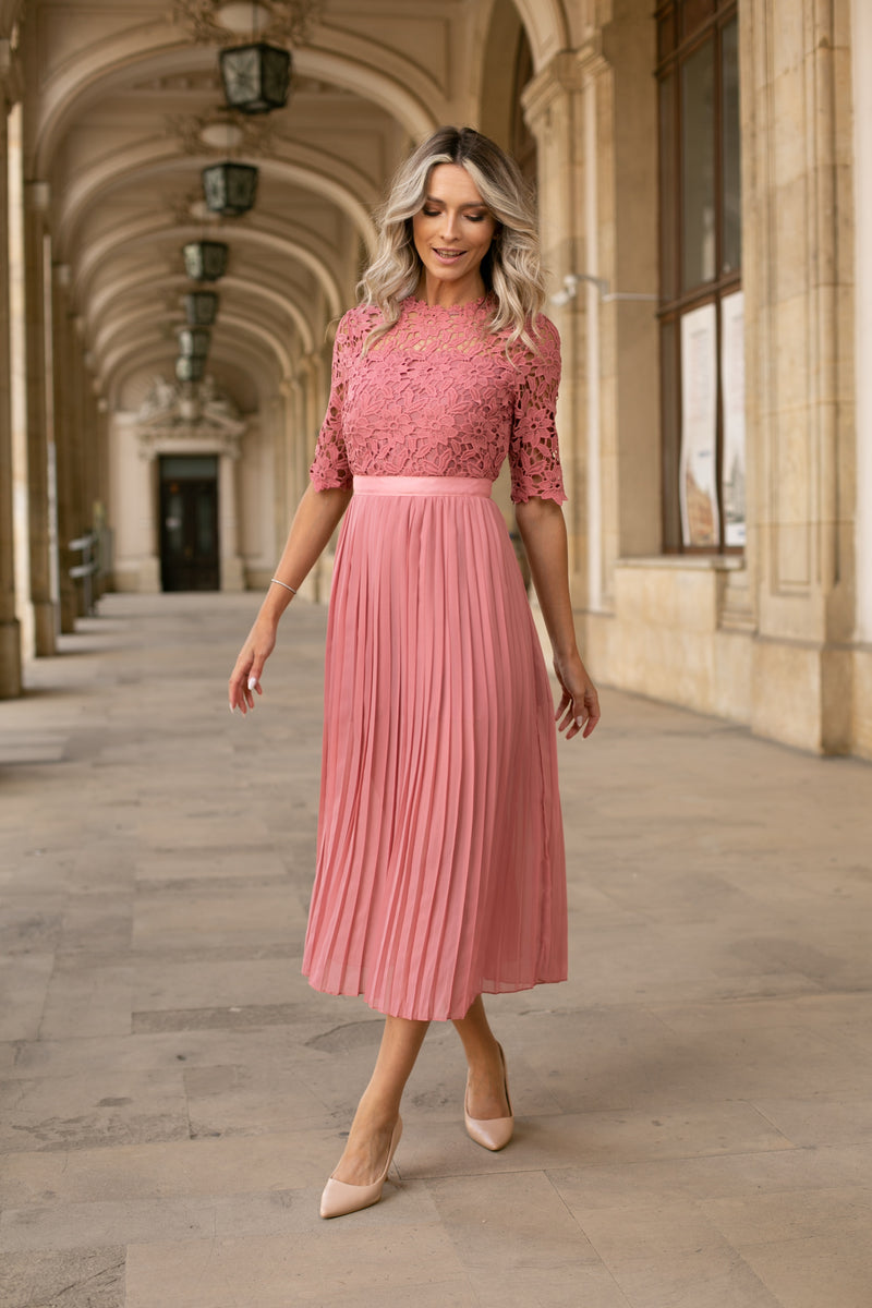 Rochie Loralis roz din dantela brodata si pliuri