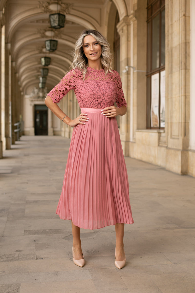 Rochie Loralis roz din dantela brodata si pliuri