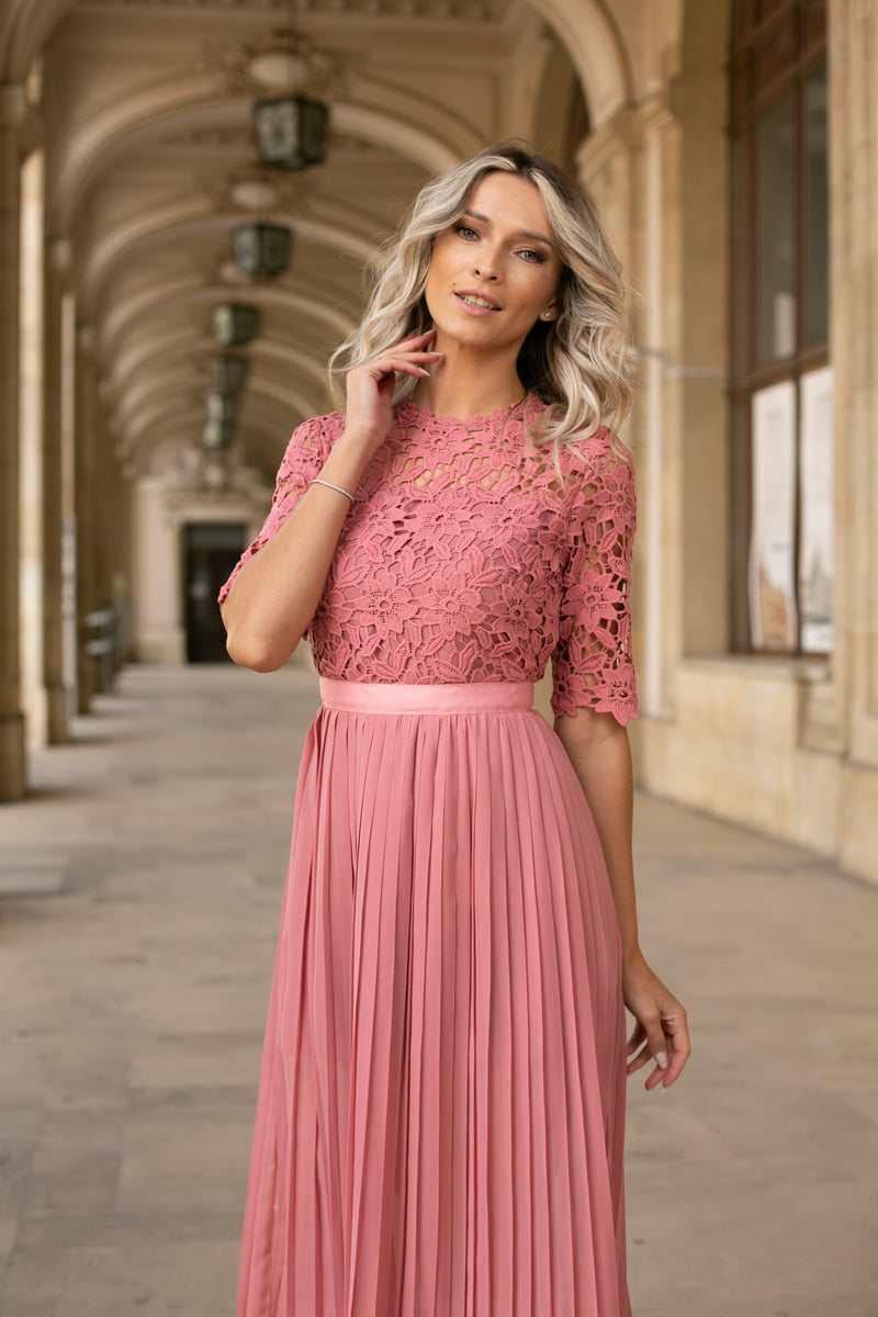 Rochie Loralis roz din dantela brodata si pliuri