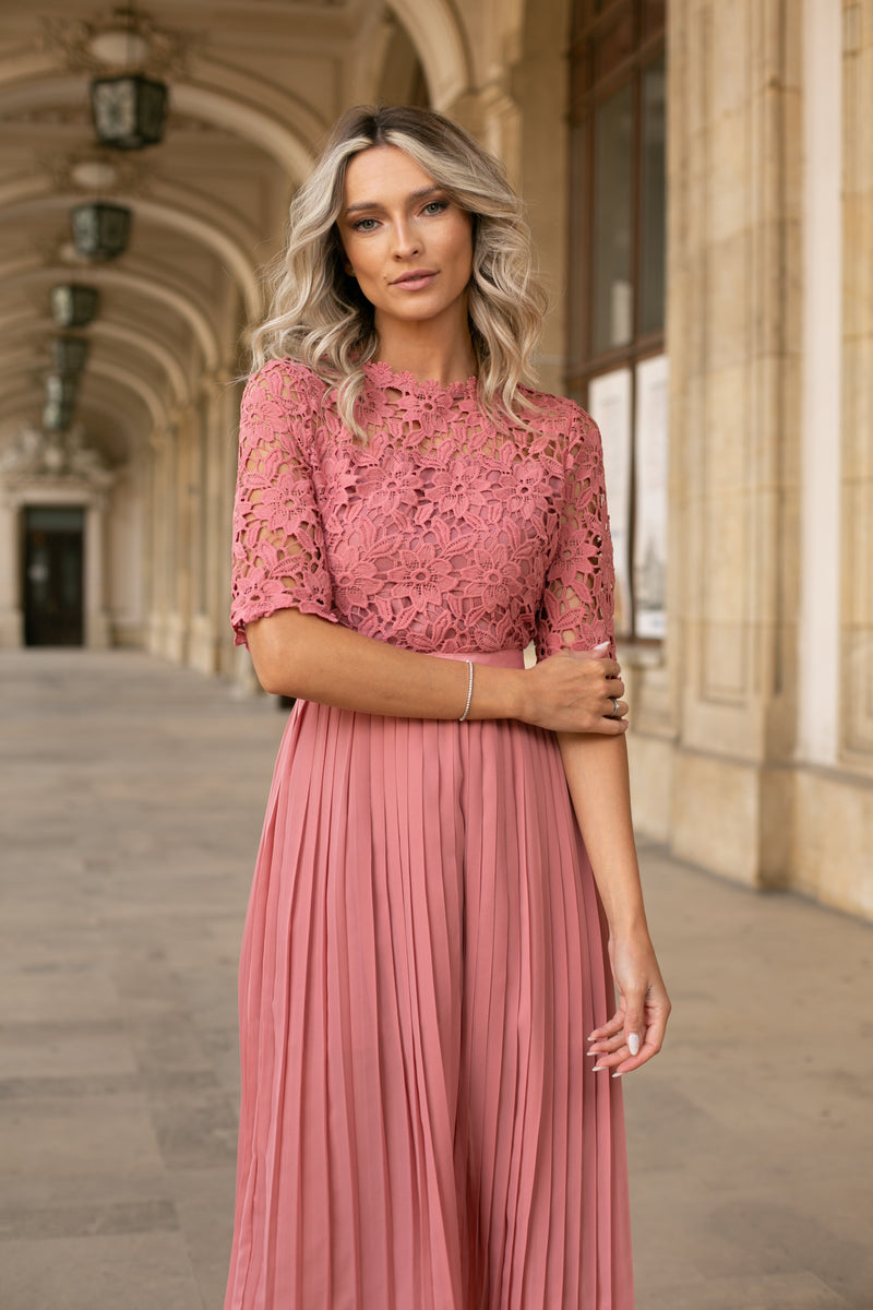 Rochie Loralis roz din dantela brodata si pliuri