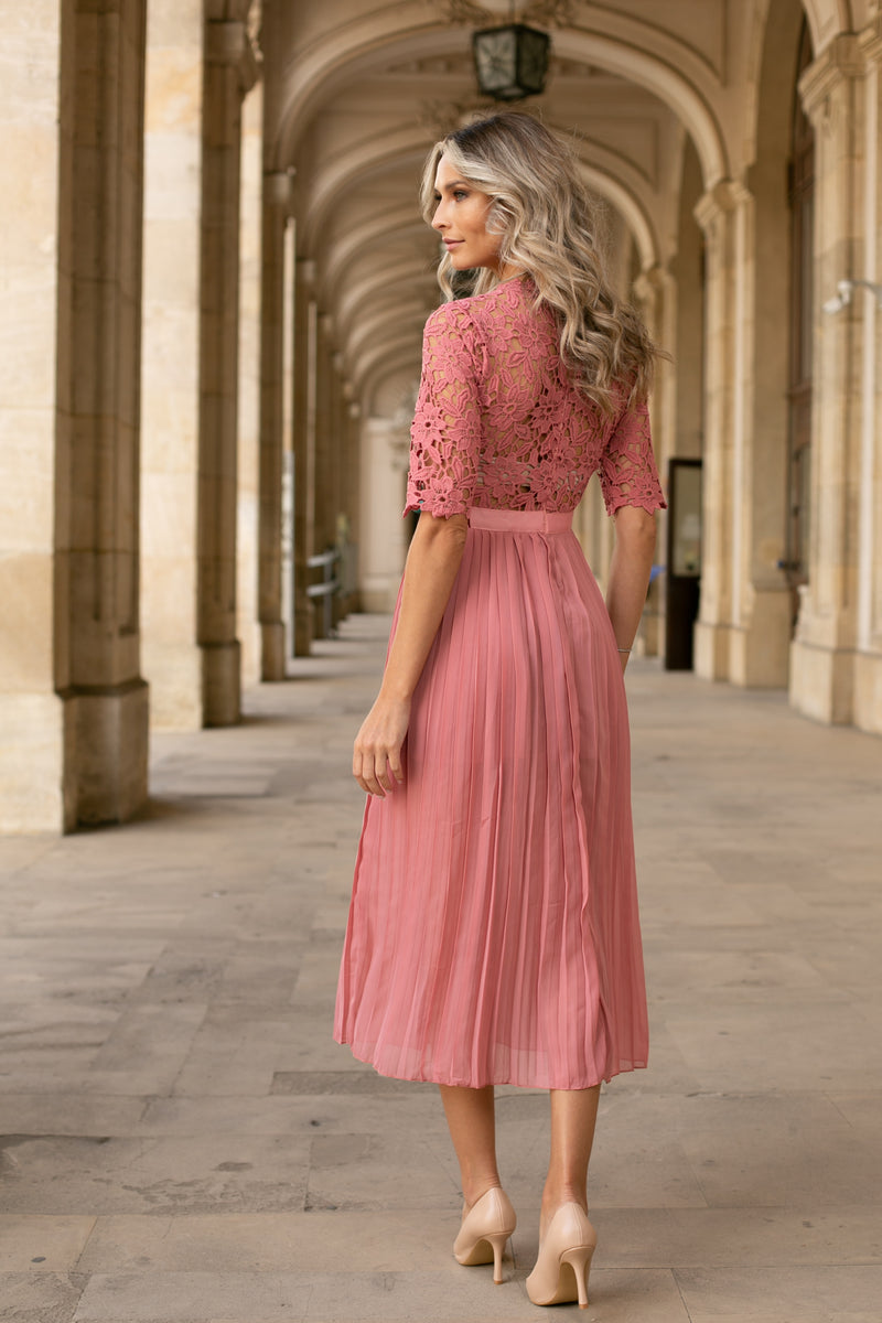 Rochie Loralis roz din dantela brodata si pliuri