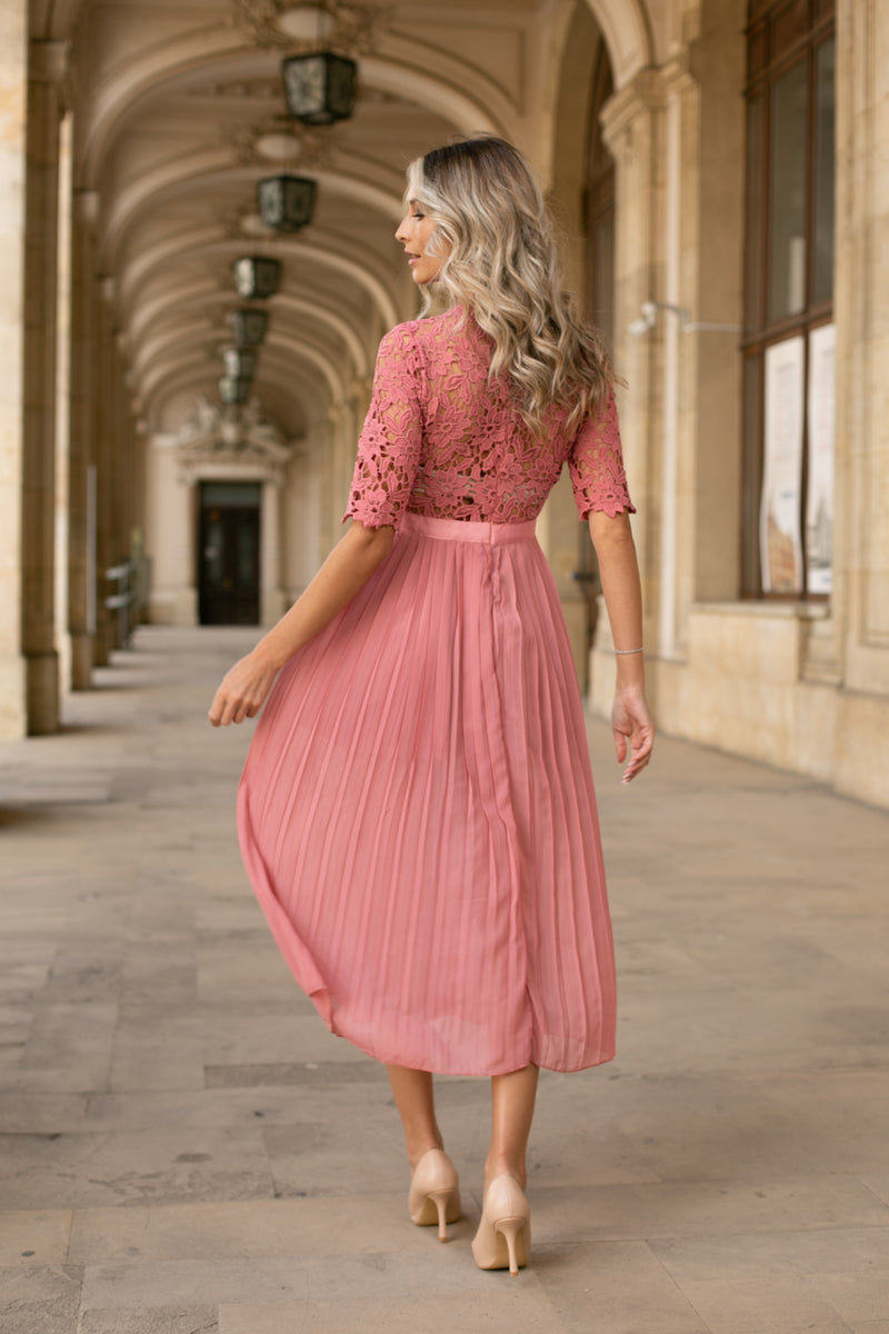 Rochie Loralis roz din dantela brodata si pliuri