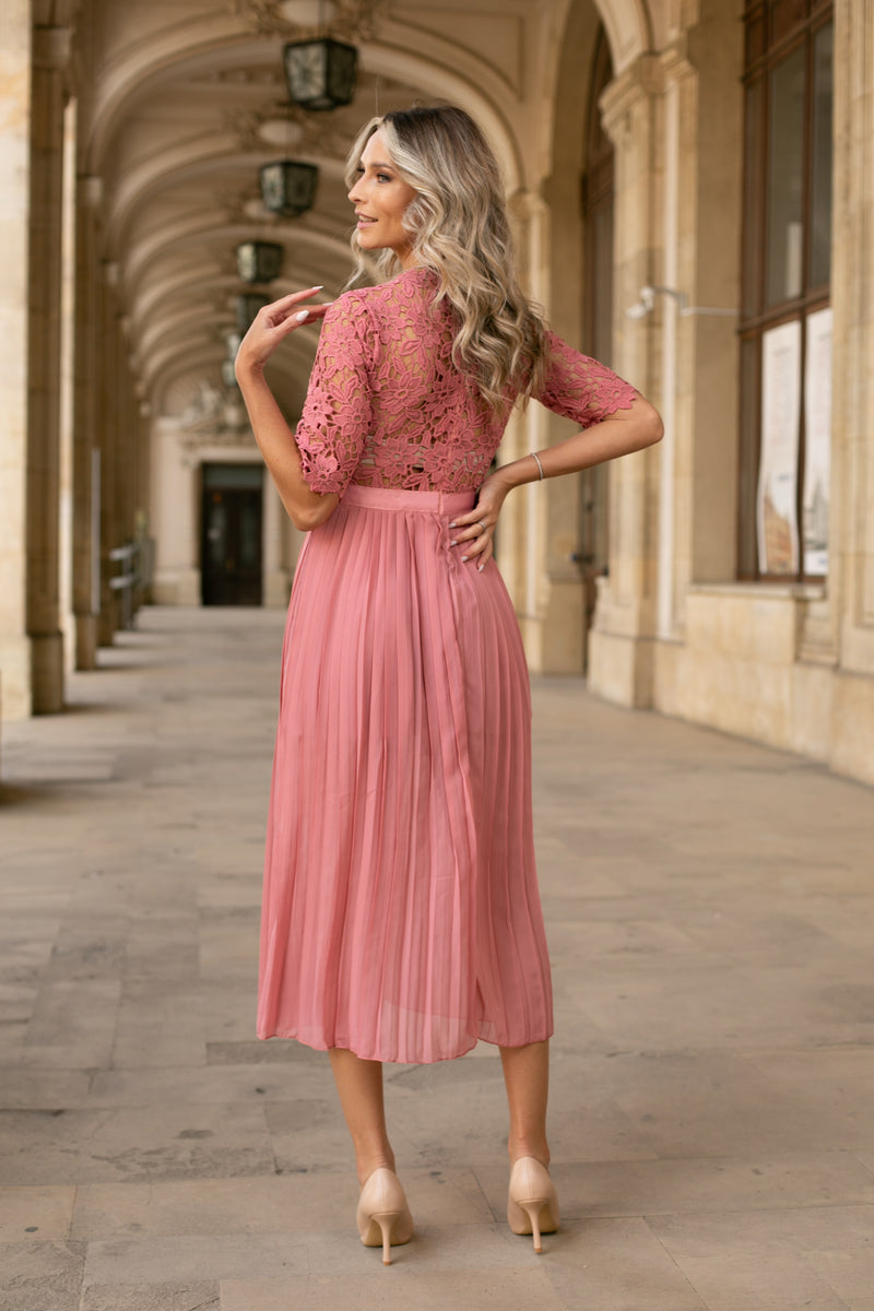 Rochie Loralis roz din dantela brodata si pliuri