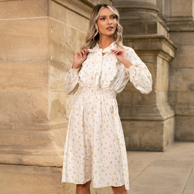 Rochie Silvy alba cu imprimeu floral si decolteu accesorizat cu nod