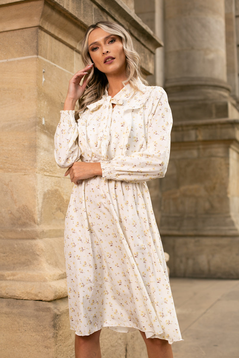 Rochie Silvy alba cu imprimeu floral si decolteu accesorizat cu nod