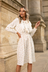 Rochie Silvy albastra cu imprimeu floral si decolteu accesorizat cu nod