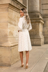 Rochie Silvy alba cu imprimeu floral si decolteu accesorizat cu nod