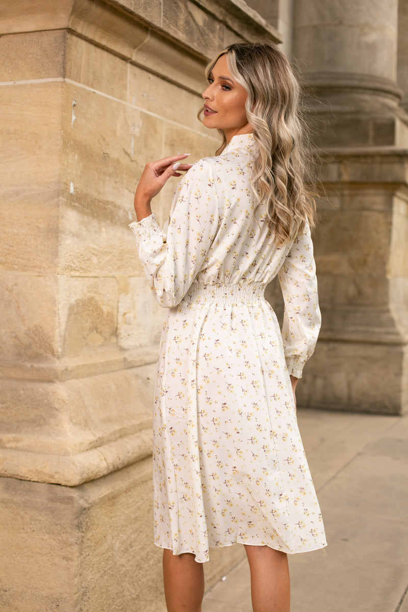 Rochie Silvy alba cu imprimeu floral si decolteu accesorizat cu nod