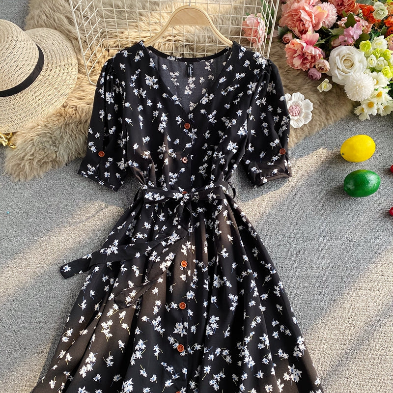 Rochie Arcelia neagra cu imprimeu floral si cordon accesorizat