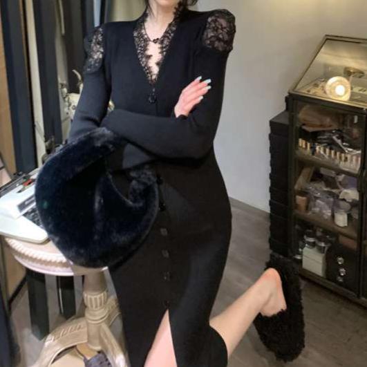 Rochie Carita neagra cu umeri goi accesorizati cu dantela