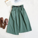 Fusta Akita accesorizata cu o curea