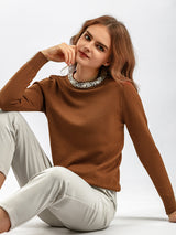 Pulover Rosemary maro din tricot moale cu decolteu si mansete accesorizate cu perle