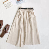 Fusta Akita accesorizata cu o curea