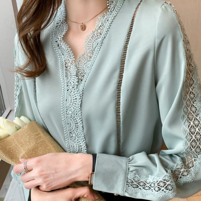 Bluza Nolla verde cu decolteu in V accesorizata cu detalii din dantela