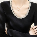 Bluza Indirra din tricot reiat cu decolteu accesorizat cu pietre strass