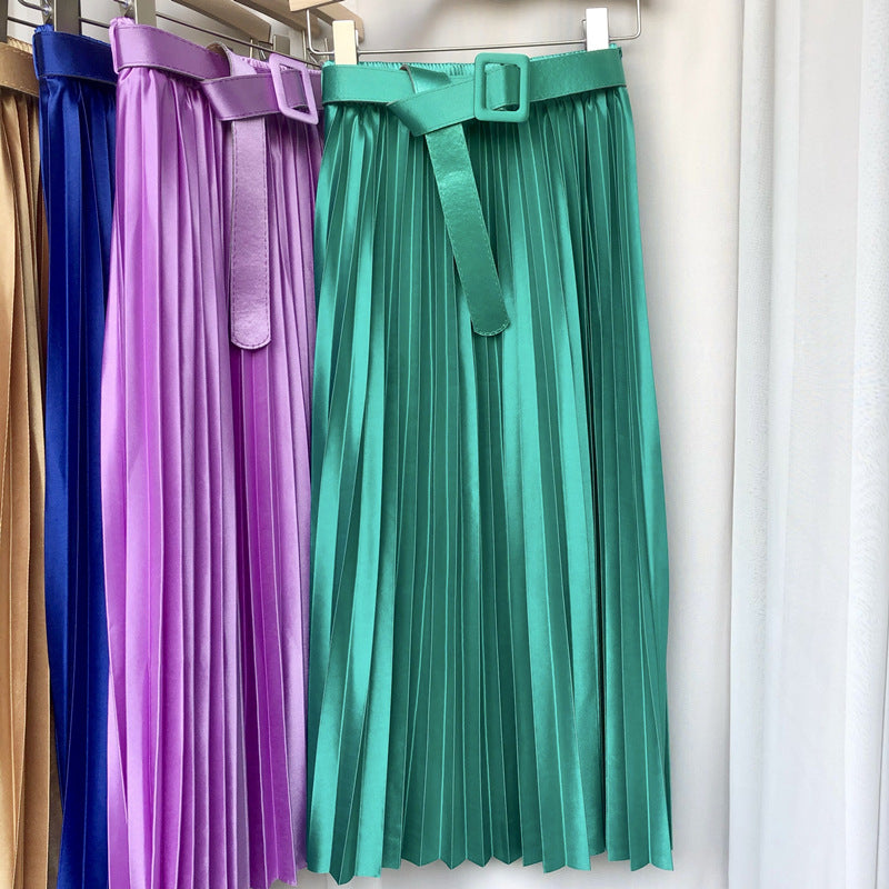 Fusta Aleria verde deschis din material satinat, plisat si curea accesorizata in talie