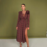 Rochie Dally roz cu detaliu floral iesit in relief si crapatura laterala