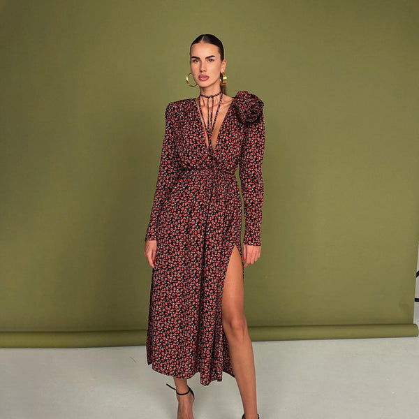 Rochie Dally roz cu detaliu floral iesit in relief si crapatura laterala