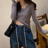 Bluza Ashy cu decolteu in V accesorizat cu detalii din dantela