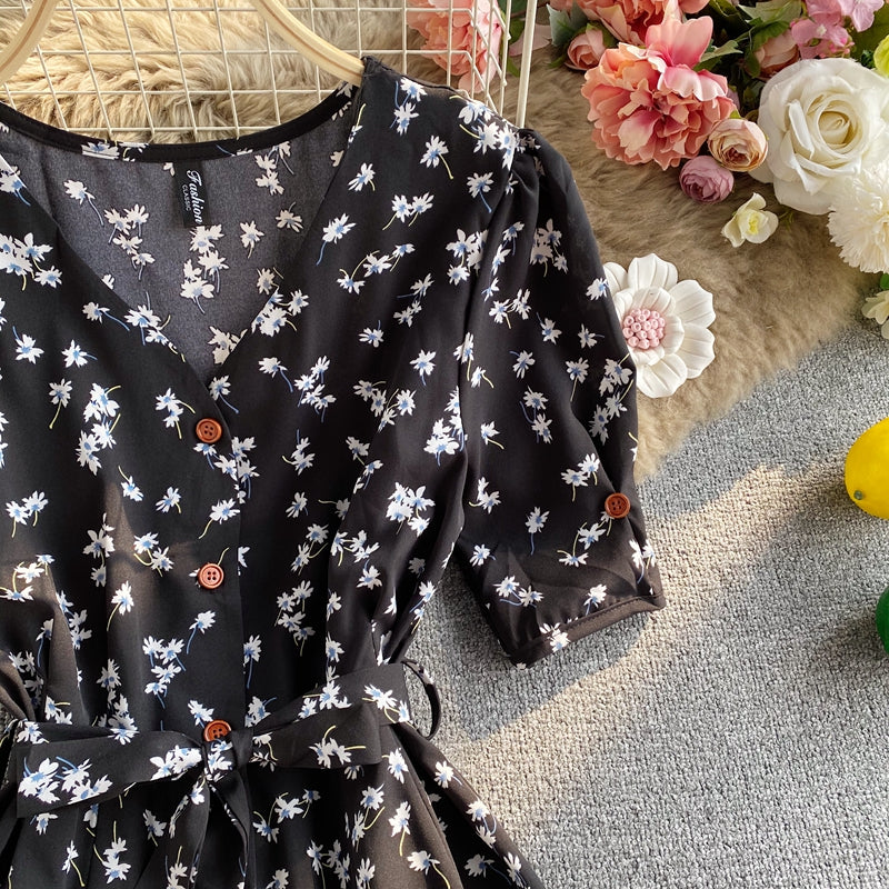 Rochie Arcelia neagra cu imprimeu floral si cordon accesorizat